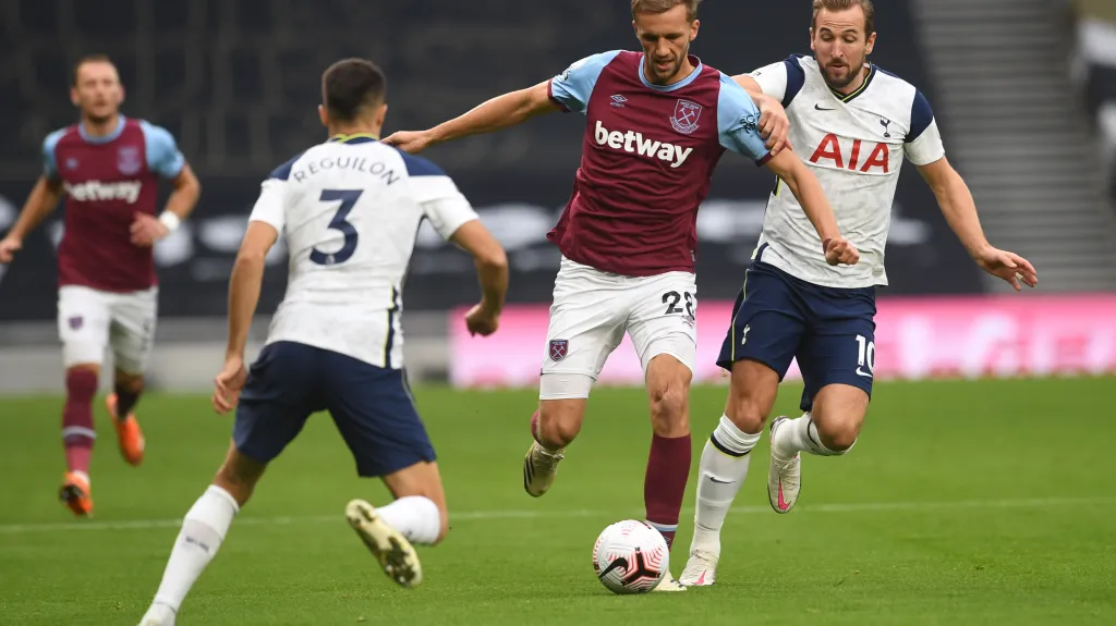 Tomáš Souček z West Hamu (uprostřed) v utkání s Tottenhamem