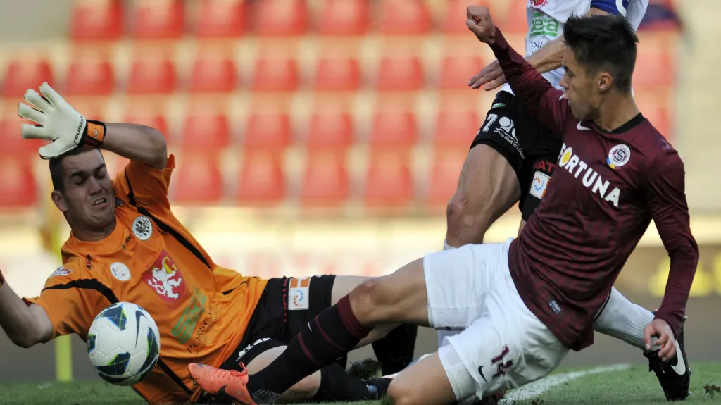 Útočník Sparty Kadlec doráží na brankáře Hradce