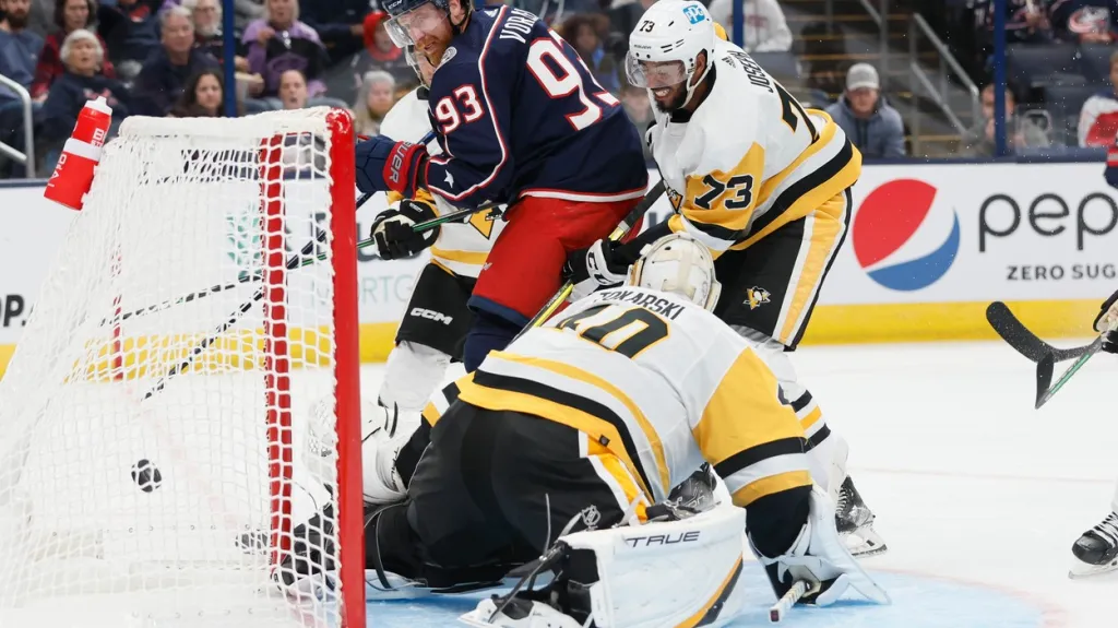 Jakub Voráček z Columbusu střílí gól do sítě Pittsburghu