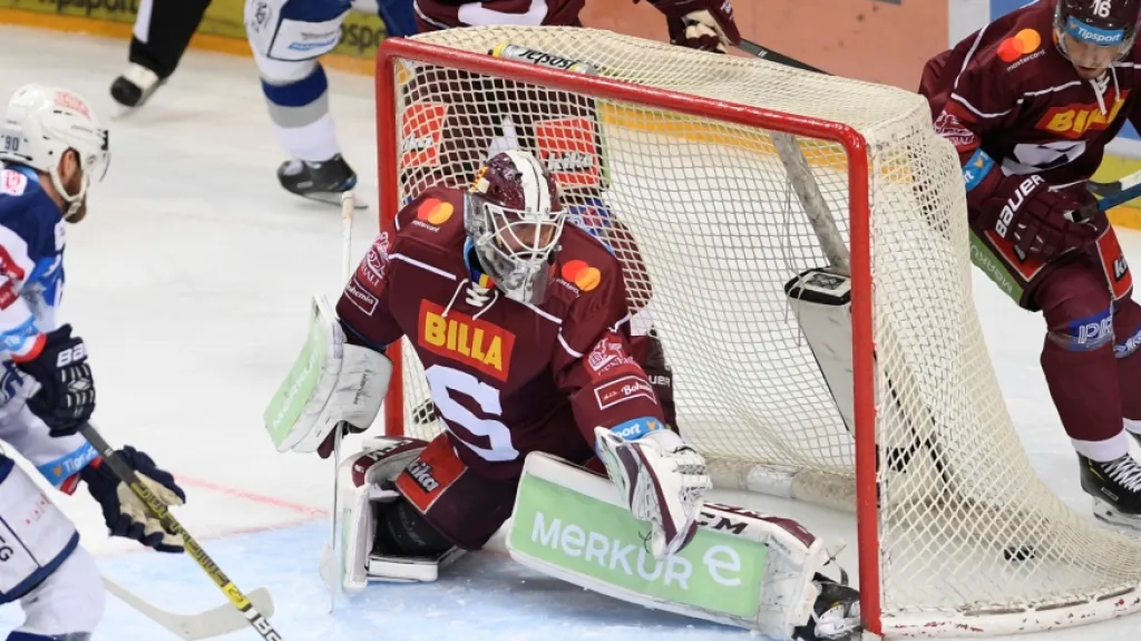 Brankář Matěj Machovský ze Sparty inkasuje v utkání proti Kometě Brno