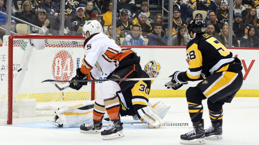 Ondřej Kaše skóruje proti Pittsburghu
