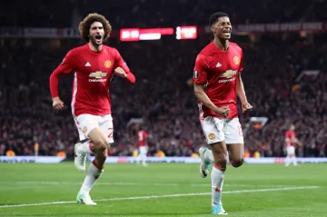 Marouane Fellaini slaví s Marcusem Rashfordem