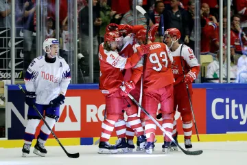 Hokejisté Dánska se radují z gólu v síti Norska