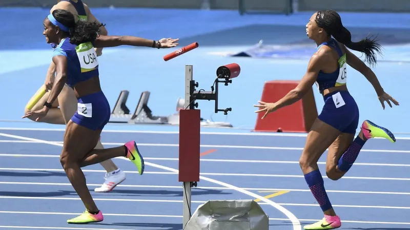 Chybná předávka Američanek ve štafetě na 4 x 100 metrů