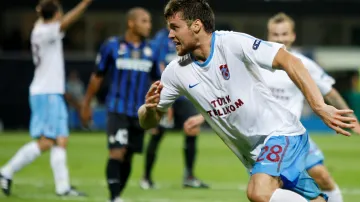 Ondřej Čelůstka se v dresu Trabzonsporu raduje z gólu na San Siru