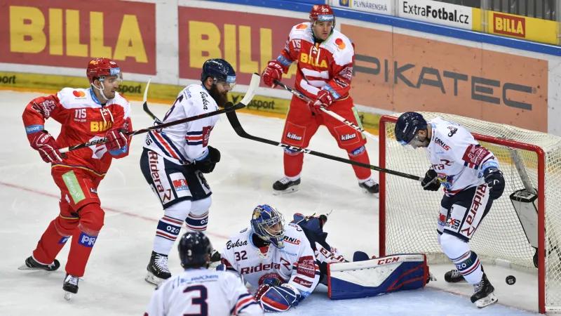 Útočník Roman si sráží puk do sítě po Pechově nahození