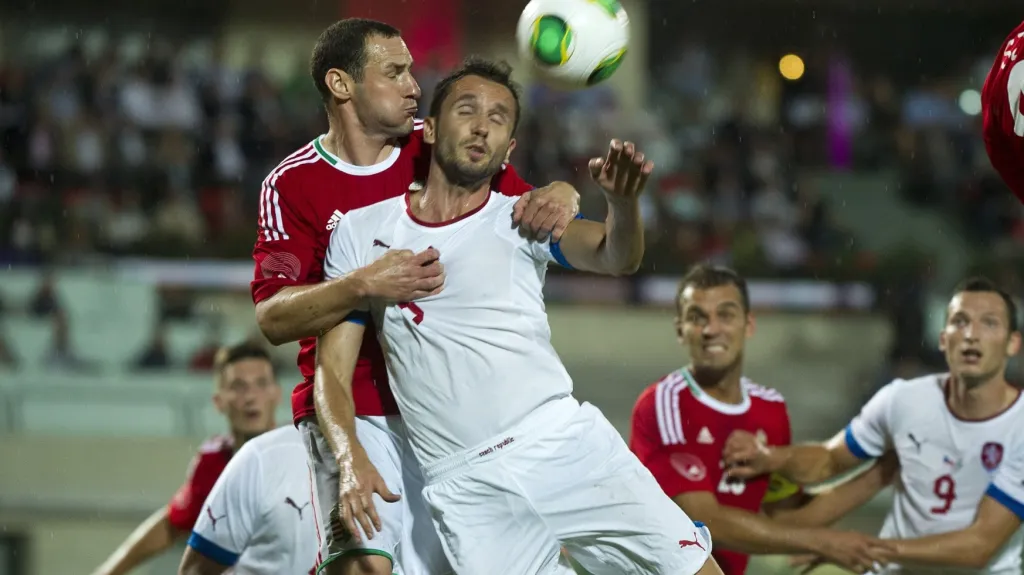 Hlavičkový souboj Tomáše Sivoka v zápase s Maďarskem