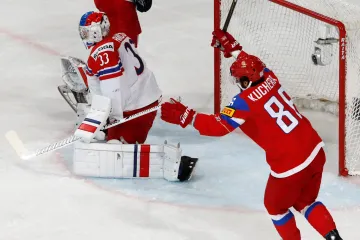 Rus Nikita Kučerov se raduje z gólu v síti Pavla Francouze