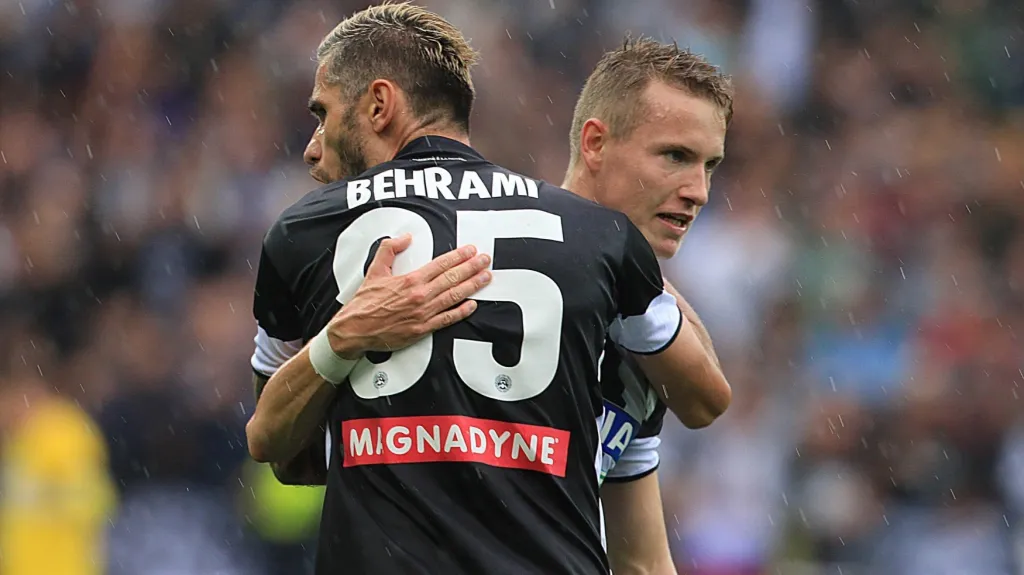 Jakub Jankto v objetí spoluhráče Behramiho