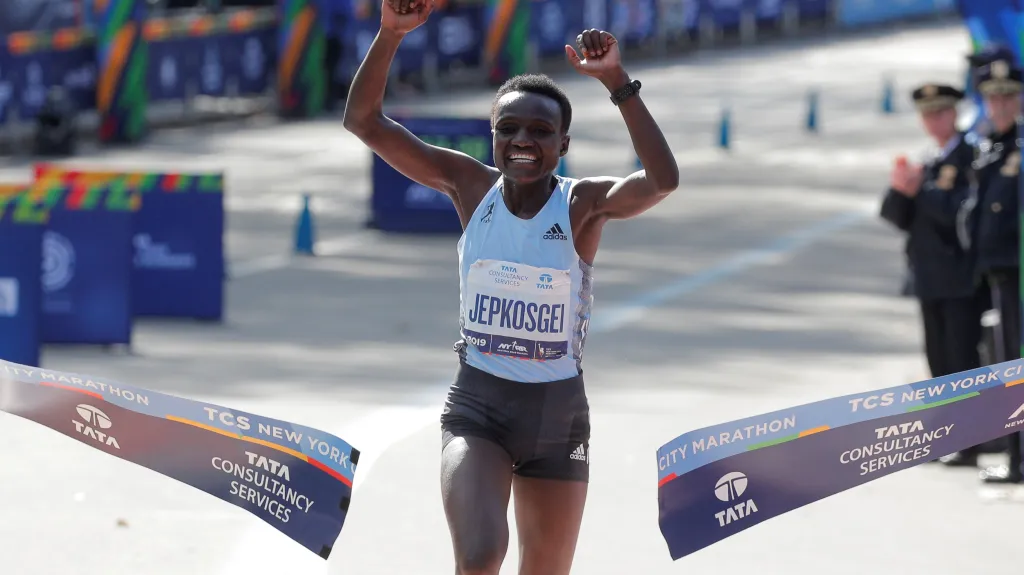 Joyciline Jepkosgeiová v cíli newyorského maratonu