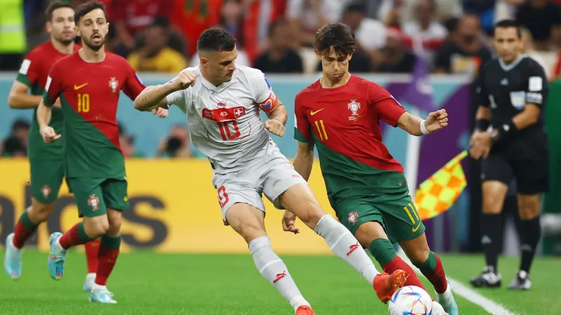 Portugalec João Félix v souboji se Švýcarem Granitem Xhakou