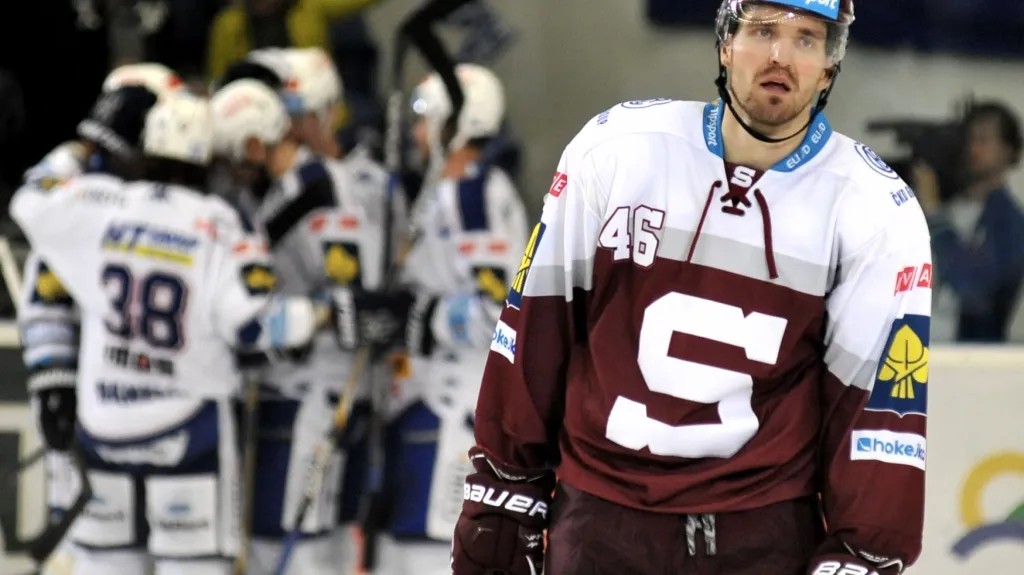 Petr Kumstát a v pozadí slavící hokejisté Komety Brno