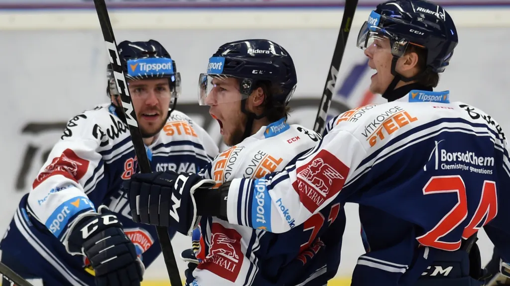 Šimon Stránský (vlevo) se raduje se spoluhráči z Vítkovic Klokem a Jáchymem