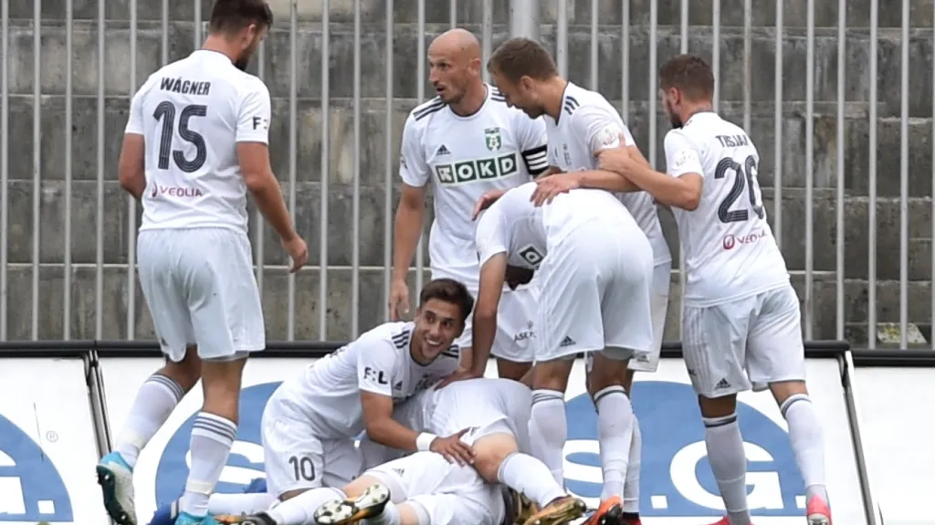 Fotbalisté Karviné se radují z branky