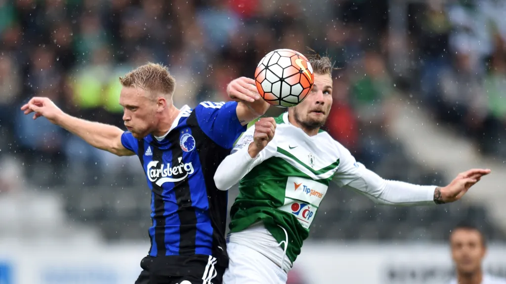 Jablonecký Vít Beneš (vpravo) bojuje o míč s Nicolaiem Jörgensenem z Kodaně