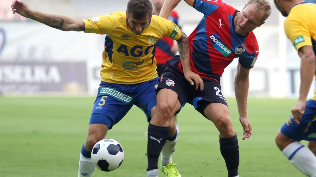 Daniel Kolář z Plzně (vpravo) bojuje o míč s teplickým Admirem Ljevakovičem