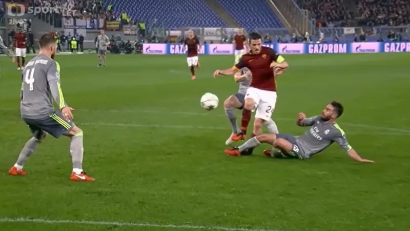 Souboj Carvajala a Florenziho, který Královec jako penaltu neposoudil