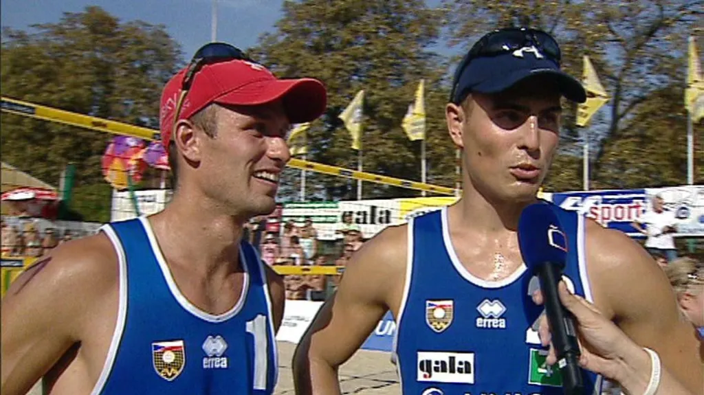 Plážoví volejbalisté Jan Dumek (vlevo) a Martinem Tichým 