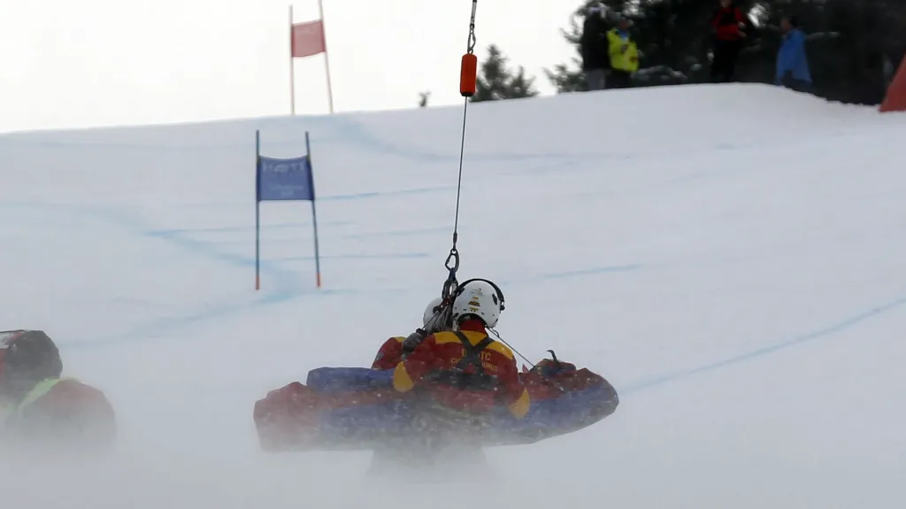 Záchranáři transportují Vonnovou do nemocnice