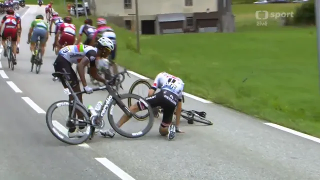 Tom Dumoulin si v pádu zlomil zápěstí