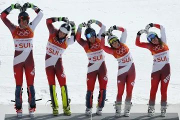 Švýcarští lyžaři se radují z triumfu v závodě družstev