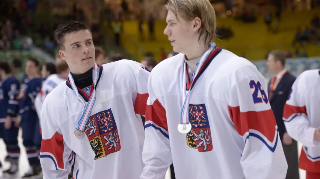 Michal Špaček (vlevo) a Filip Chlapík se stříbrnými medailemi z MS osmnáctek