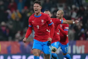 Adam Hložek se raduje z branky