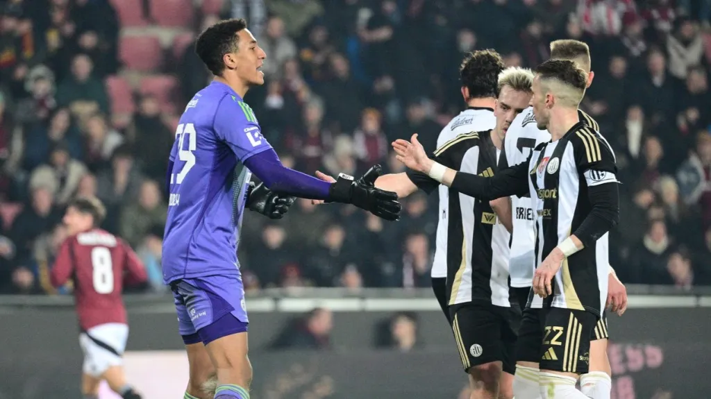 Brankář Colin Andrew přijímá gratulace od spoluhráčů v utkání se Spartou