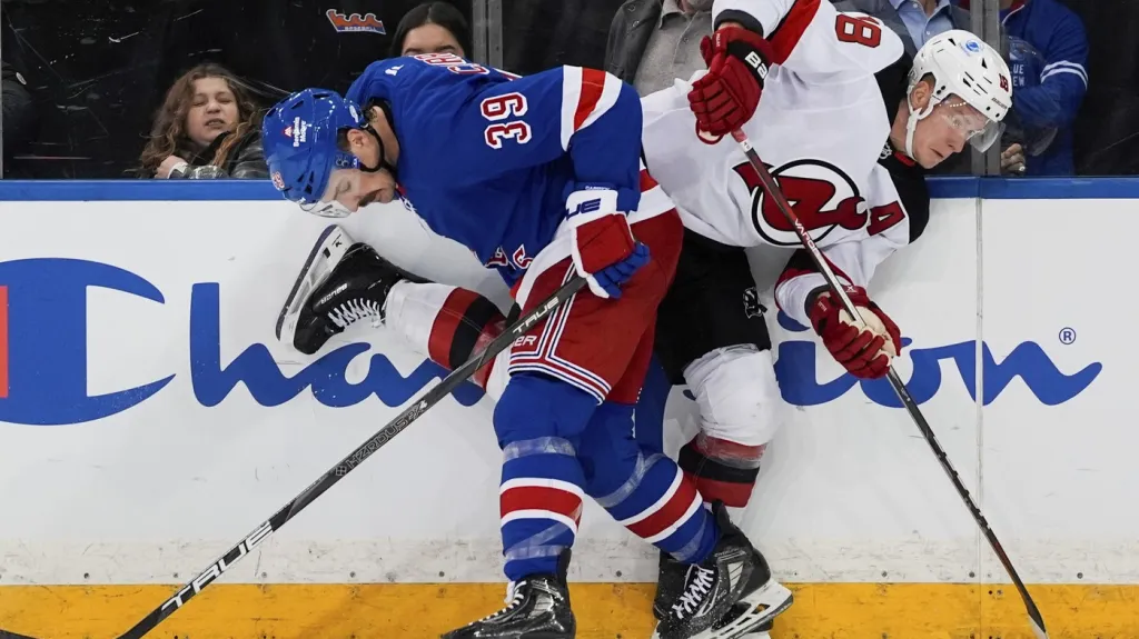 Útočník New Jersey Ondřej Palát (vpravo) v utkání proti NY Rangers