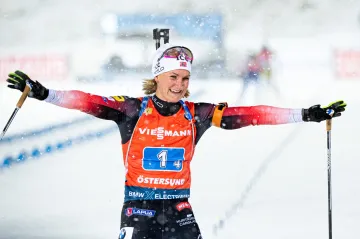 Norka Marte Olsbuová Röiselandová se raduje z výhry ve štafetě v Östersundu
