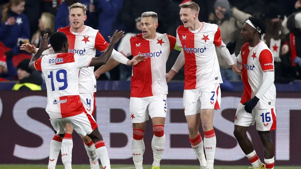 Slávisté se radují po gólu, který dali Barceloně