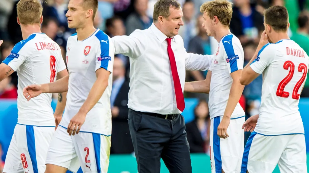 Čeští fotbalisté s trenérem Pavlem Vrbou