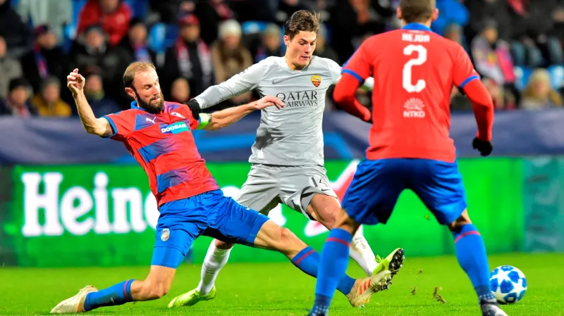 Roman Hubník z Plzně (vlevo) v souboji s Patrikem Schickem z AS Řím