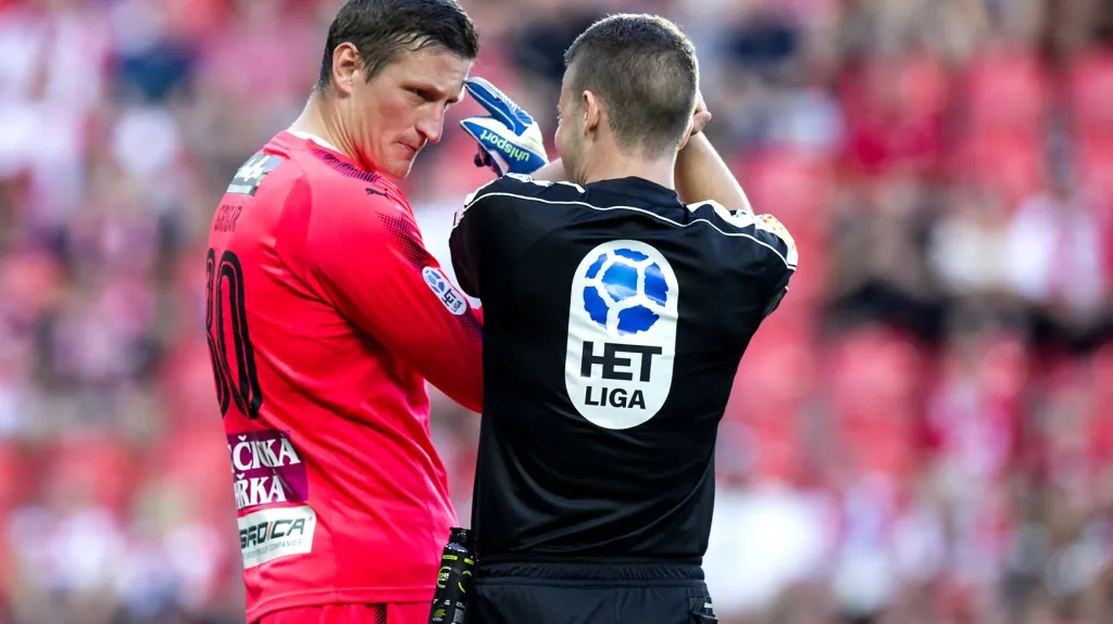 Rozhodčí Pavel Orel v diskusi s teplickým brankářem Tomášem Grigarem