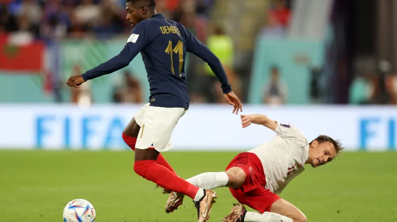 Francouz Ousmane Dembélé obchází Mikkela Damsgaarda z Dánska