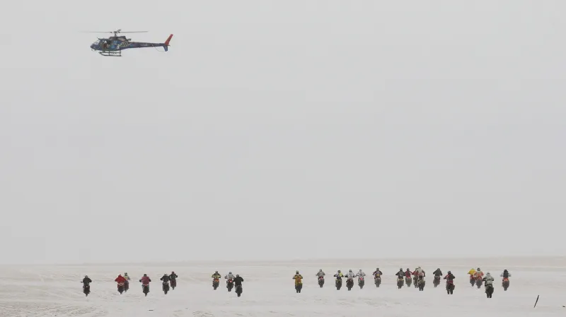 Motorkáře překvapila na Dakaru bouře