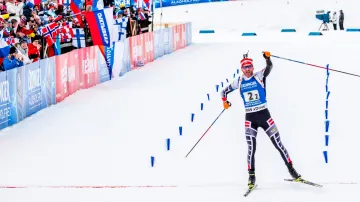 Rakušan Simon Eder se raduje z vítězství v závodě  smíšených dvojic v Kontiolahti