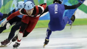 Potyčka při závodě rychlobruslařů na krátké dráze