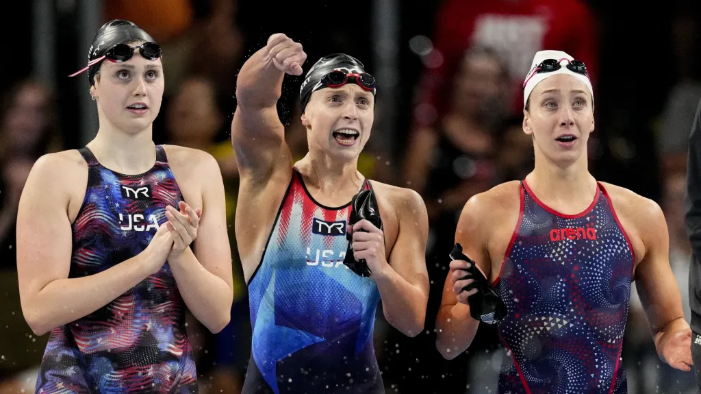 Katie Ledecká (uprostřed)