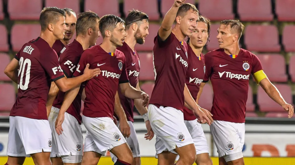 Sparťan Lukáš Juliš (druhý zprava) se raduje z gólu