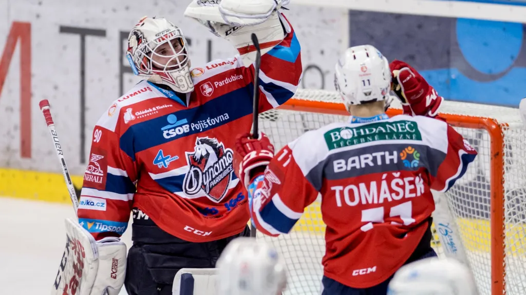 Brankář Pardubic Ondřej Kacetl