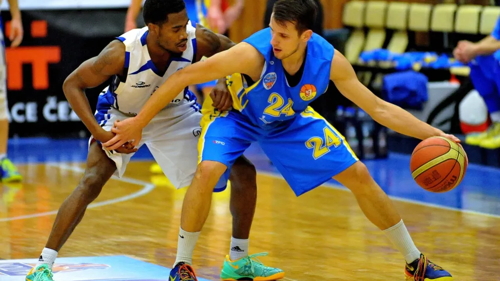 Opavský Jakub Šiřina (v modrém) v utkání s Brnem