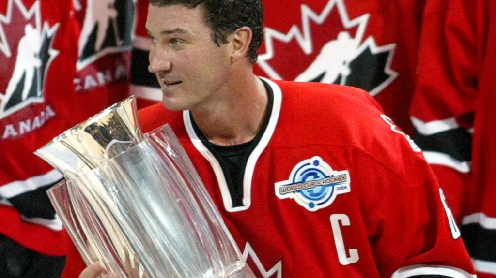 Mario Lemieux s trofejí pro vítěze Světového poháru