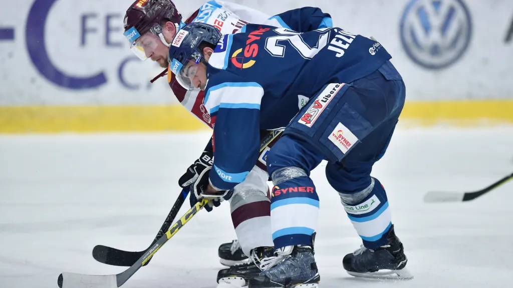 Petr Vrána ze Sparty (vlevo) v souboji s Petrem Jelínkem z Liberce