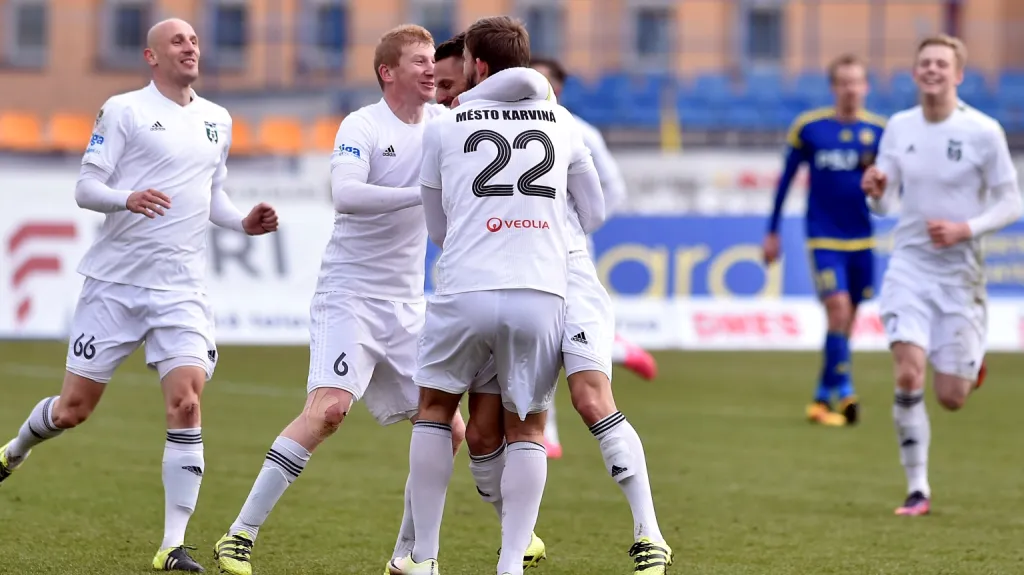 Fotbalisté Karviné se radují z gólu do sítě Jihlavy