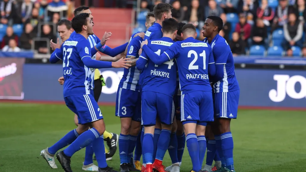 Fotbalisté Mladé Boleslavi se radují z gólu