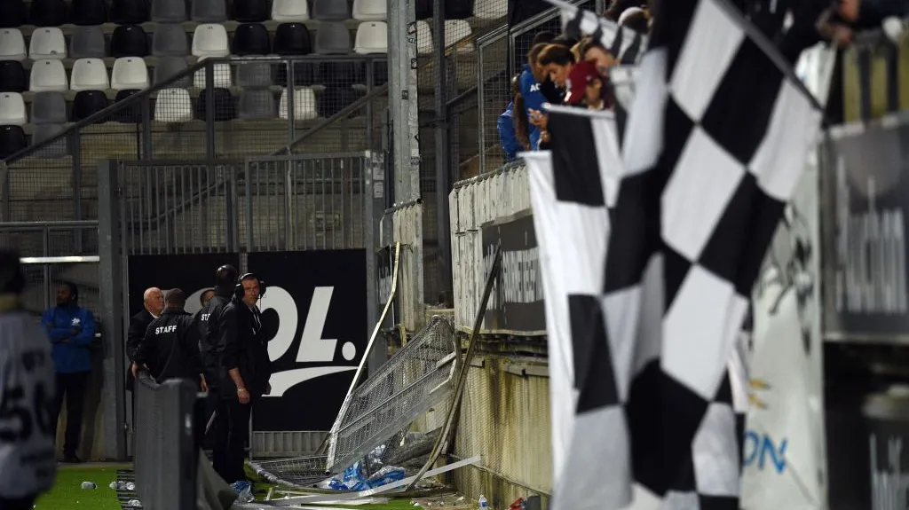 Zničený plot na stadionu v Amiens