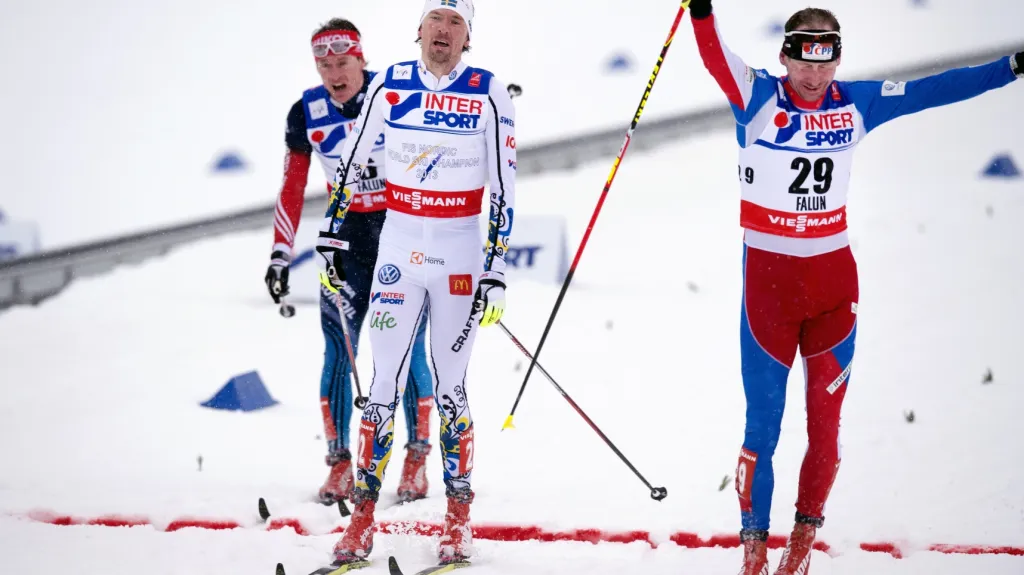 Lukáš Bauer (vpravo) ve finiši závodu na 50 km klasicky