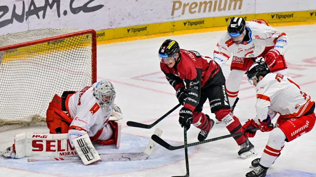 Brankář Olomouce Matěj Machovský čelí šanci Sparty