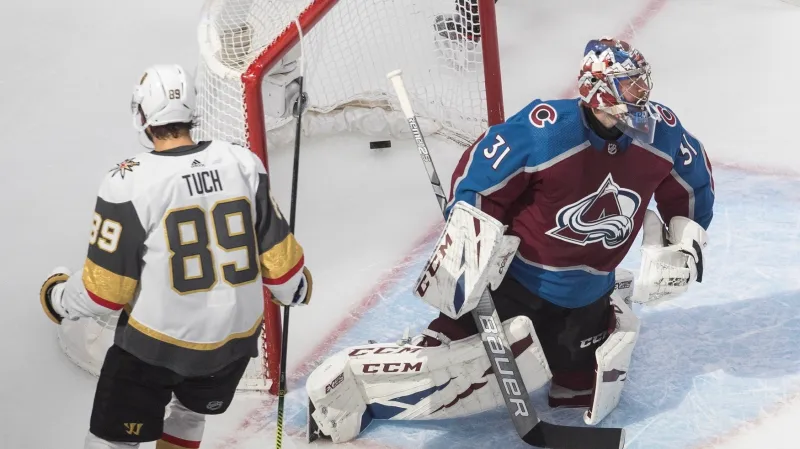 Alex Tuch z Vegas překonává Philippa Grubauera z Colorada